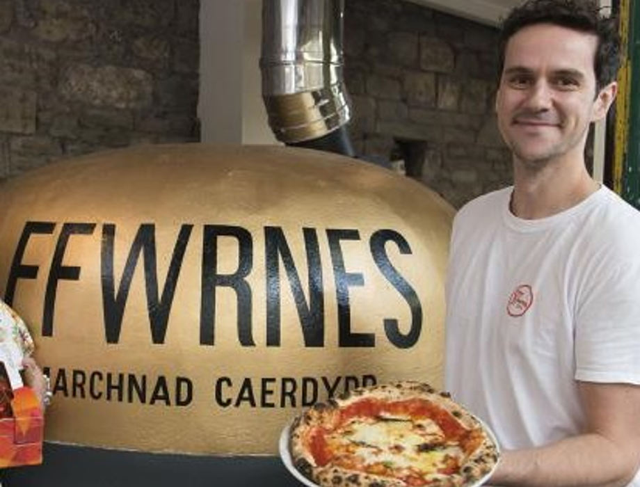 £30,000 micro loan for award winning pizza company Ffwrnes 